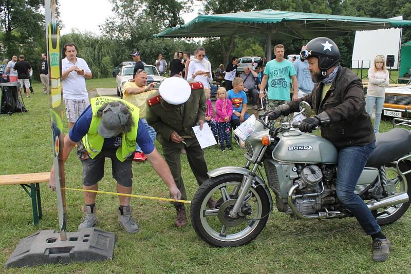 Legendární jízda historických vozidel přilákala opět po roce do Slaného desítky účastníků. První okruh se jel už před pětašedesáti lety.