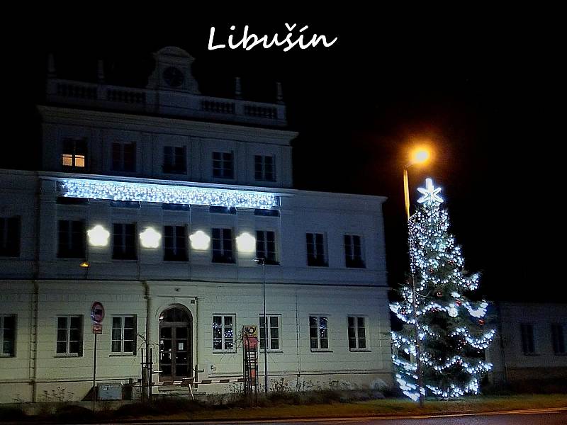 Vánoční strom ve městě Libušín.