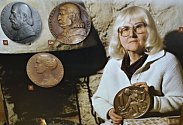 Akademická sochařka Marie Uchytilová je autorkou československé korunové mince.