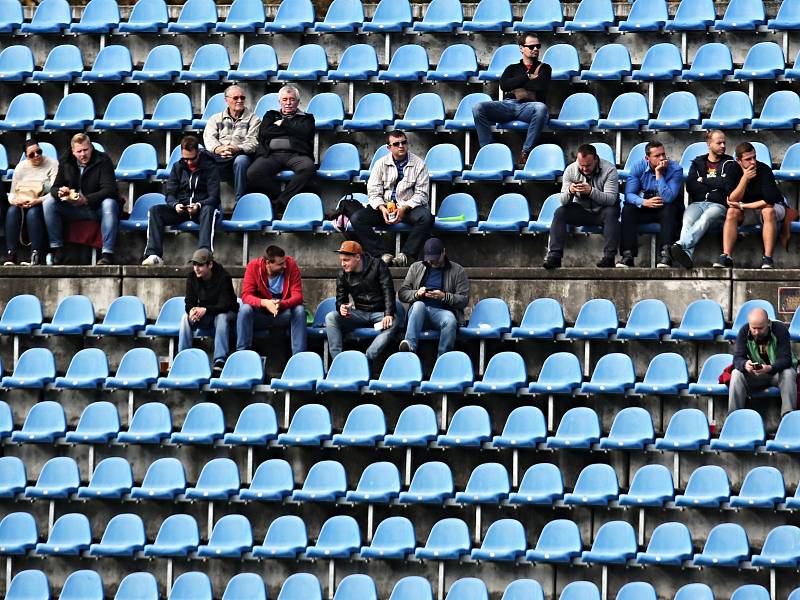 Podaří se v Kladně tyhle tribuny ještě plně vytížit? V divizi určitě ne ....// SK Kladno - FK SEKO LOUNY 3:2 (2:1), Divize B, 14. 10. 2017