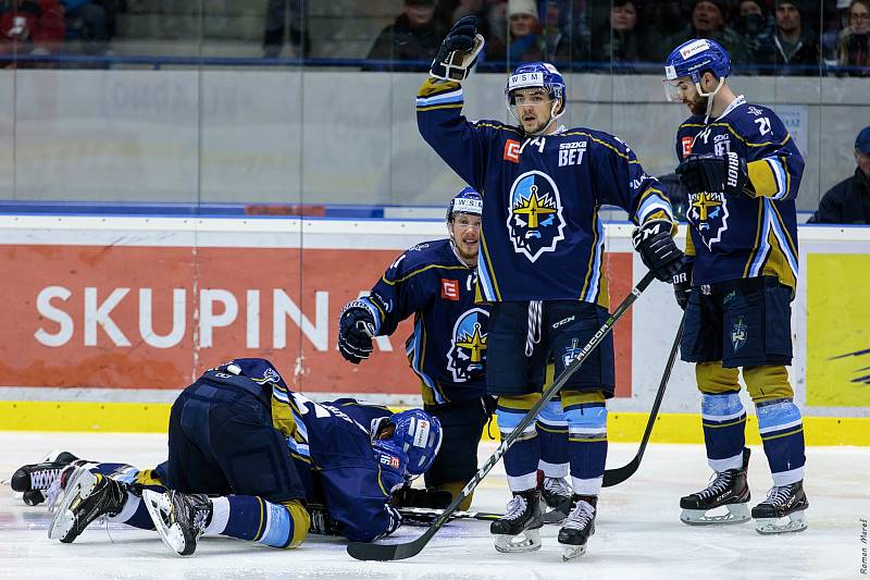 České Budějovice porazily Kladno (v modrém) na jeho ledě a snížily stav série na 1:3.