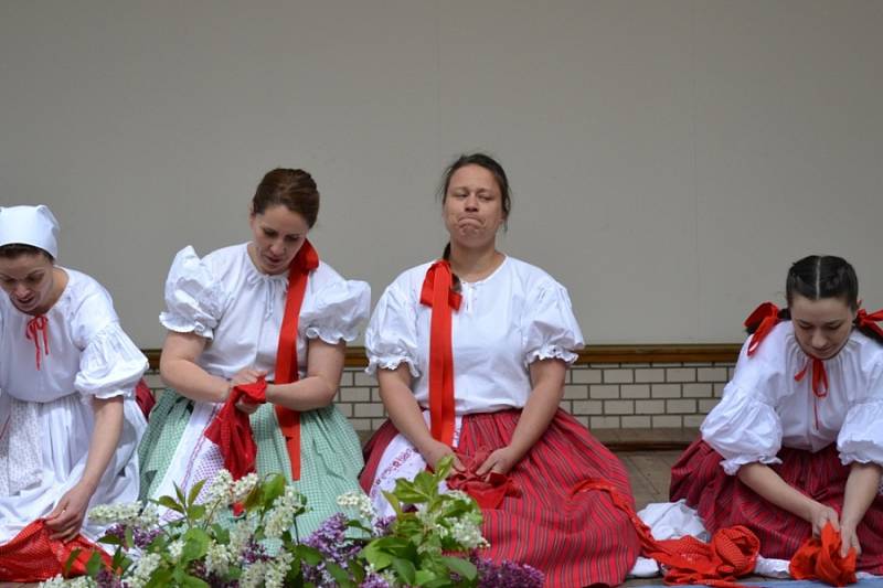 Nedělní program folklorního festivalu v místním amfiteátru.