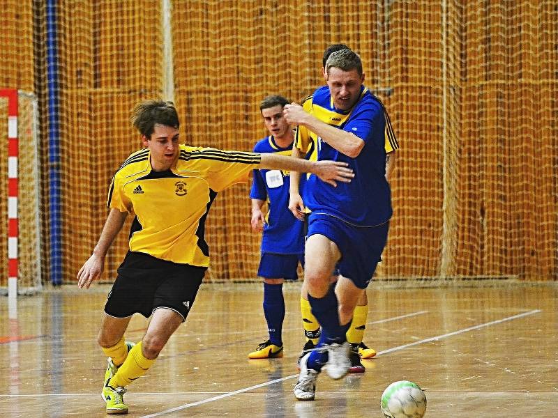 DERBY KLADENSKA mezi Brandýskem a Třebusicemi skončilo remízou 2:2. Hosty zachránily od porážky dobře postavené tyče.