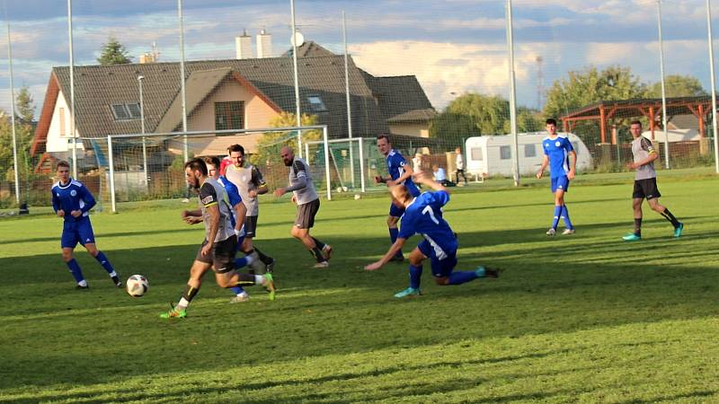 Béčko SK Kladno (v modrém) nedalo v A třídě v Unhošti šanci Novému Strašecí a vyhrálo 9:0.