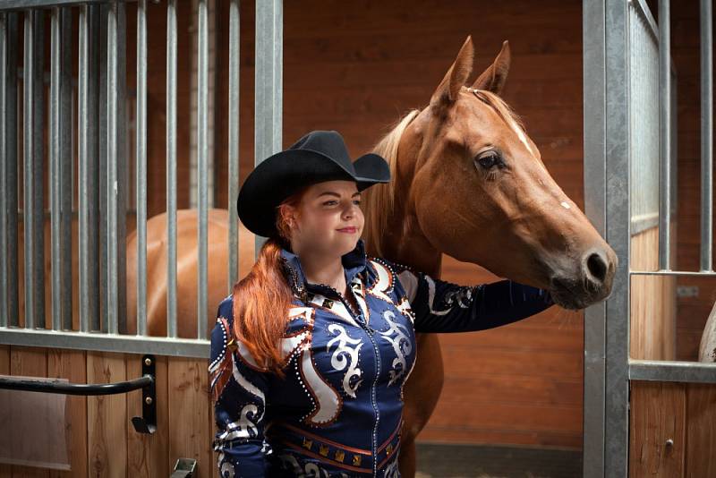 Lenka Rollová s kamarádkami Drahomírou Košvancovou, Janou Novotnou, Terezou Dryákovou a manažerkou Královického dvora Lenkou Holou připravily právě do Královic westernovou show koní plemene Appaloosa a American Paint Horse.