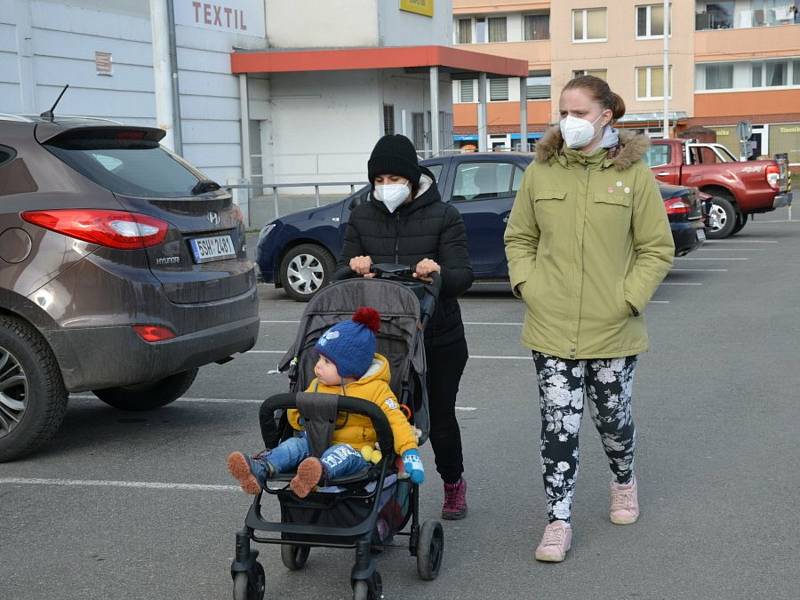 Ukáznění občané jsou také v Kladně v převaze. Ještě i v druhé polovině března jich většina respirátory na ulici nosí.