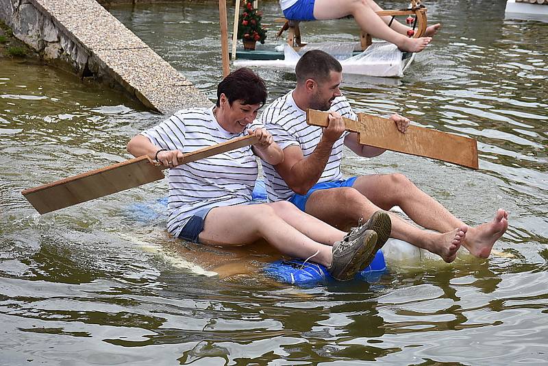 Z dětského dne v Poštovicích, odhalení znaku a vodní radovánky.