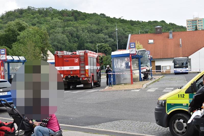 Autobus ve Slaném smetl zastávku, jeden chlapec zemřel.