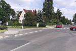 V Kladně se u křižovatky v ulici Josefa Čapka srazil motorkář s osobním autem.