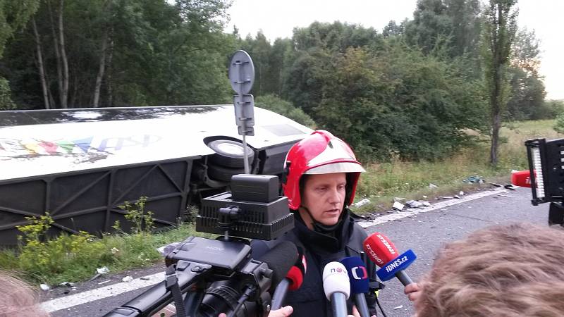 Tragická dopravní nehoda Škody Fabia a autobusu s cizinci u Řevničova, 31. července 2014. 