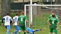 Brandýsek (v bílém) nedal šanci Kročehlavům a vyhrál 3:0.