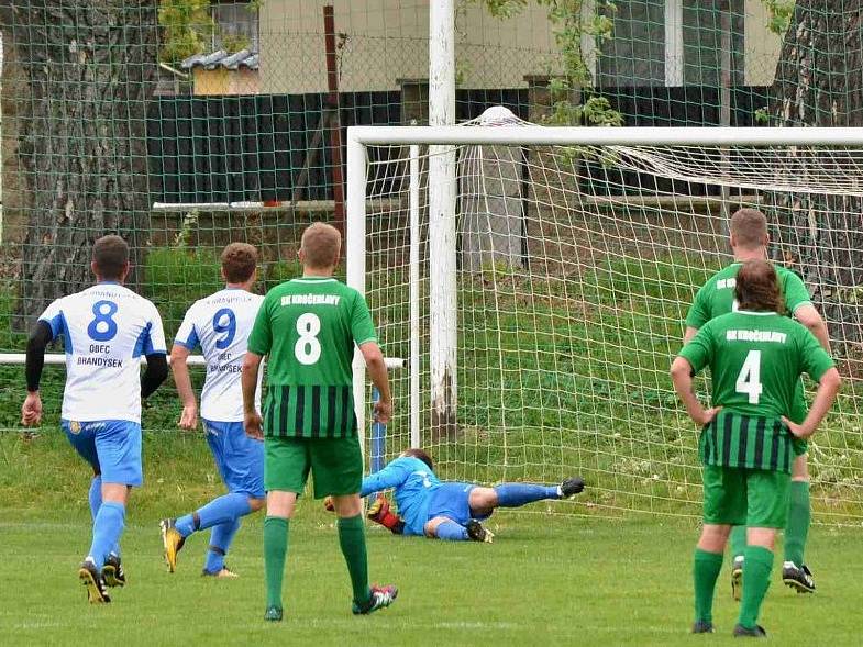 Brandýsek (v bílém) nedal šanci Kročehlavům a vyhrál 3:0.