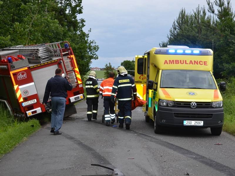 Nehoda mezi Novou Studnicí a Kačicí kde se střetly hasičský vůz a osobní auto.