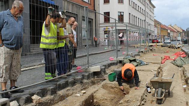 Odhalování základů Lounské brány ve Slaném v Husově ulici