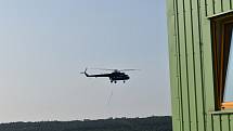 Dva obří tlumiče dopravil na střechu kladenské teplárny v sobotu 21. srpna ráno vrtulník.