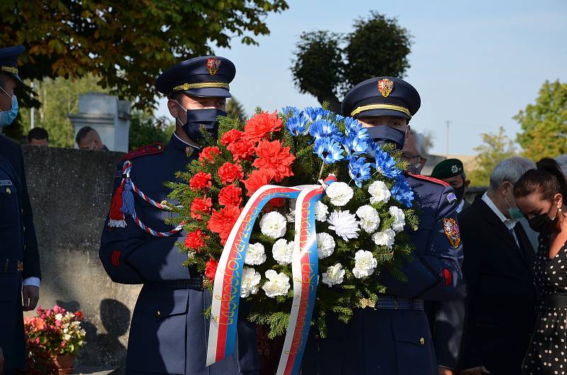 Poklonit se památce prvního československého prezidenta Tomáše Garrigue Masaryka přijeli v pondělí 14. září do Lán přední političtí představitelé, ale také zástupci Sokola a dalších organizací.