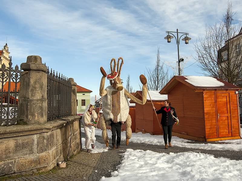 Zatímco předchozí ročníky se herecký soubor Divadla Lampion zúčastňoval masopustního průvodu do hornického skanzenu Mayrau, letošní masopustní oslavy si uspořádali po svém.