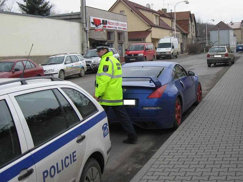 Řidič nissanu nabroural do bikranu a ten nárazem rozbil dveře u jednoho z domů v Kladně-Švermově.