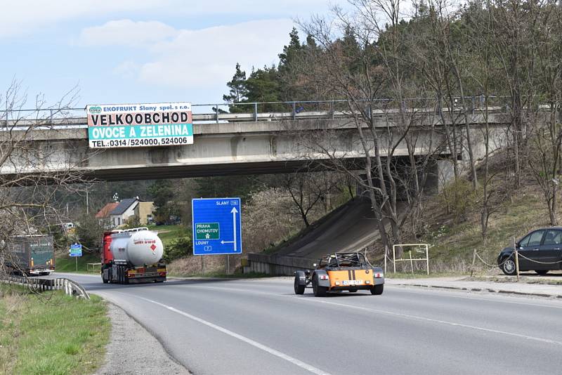 Až do konce dubna se opravuje rychlostní silnice u Slaného, nyní i u Kvíce a Studeněvsi.