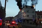 Penzion Union ve Slaném zahalily plameny, hasiči museli budovu evakuovat.