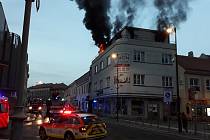 Penzion Union ve Slaném zahalily plameny, hasiči museli budovu evakuovat.