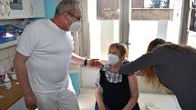 Praktický lékař a geriatr Ľubomír Dulka získal jako první očkovací vakcíny přímo do své zlonické ordinace.