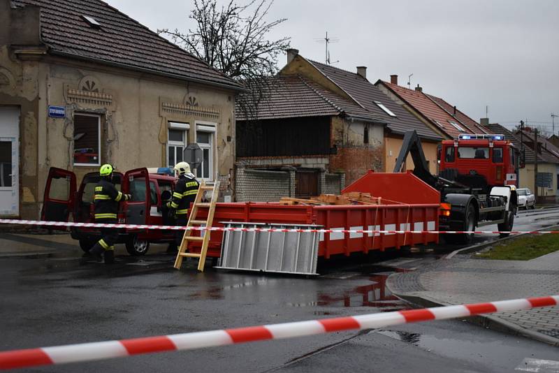 Asi nejhůře dopadla v Kladně Restaurace Na Růžku v Doberské ulici. Vzduchem lítaly cihly i tvárnice. Ulice bude v pondělí ještě nějakou dobu uzavřená.