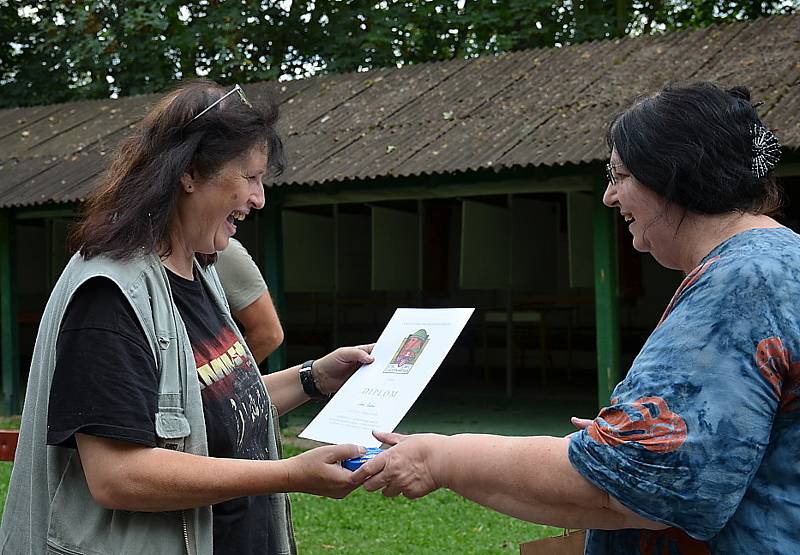 Druhý ročník soutěže střelby z pistole ve Zvoleněvsi na počest válečného veterána Ludvíka Darovce.