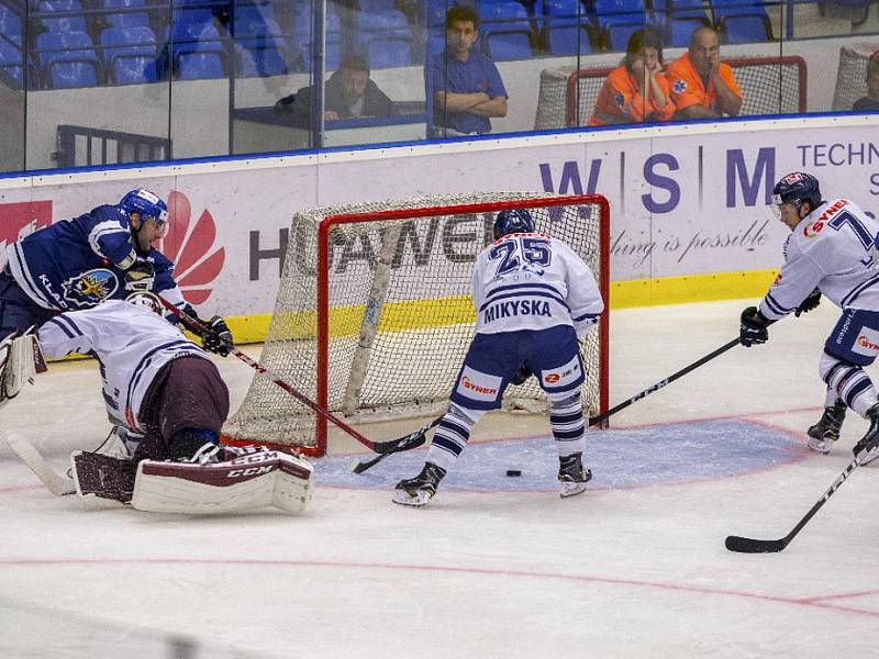 Kladno (v modrém) porazilo Benátky 3:2 v prodloužení.