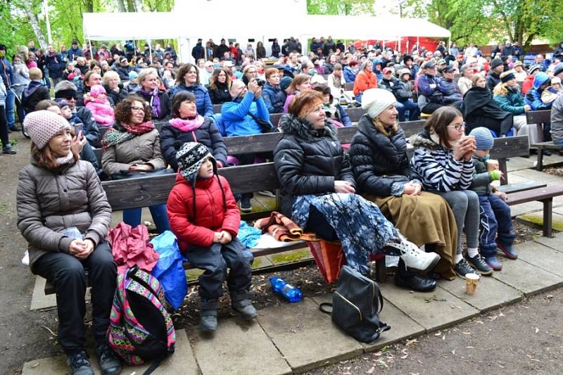 Nedělní program folklorního festivalu v místním amfiteátru.