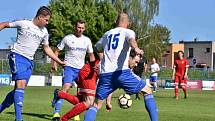 Slaný (v bílém) přehrálo 1:0 Libušín a poslalo ho o soutěž níž.