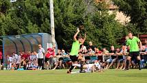 Velvary (v zeleném) prohrály v MOL Cupu s Hradcem Králové 0:1. 