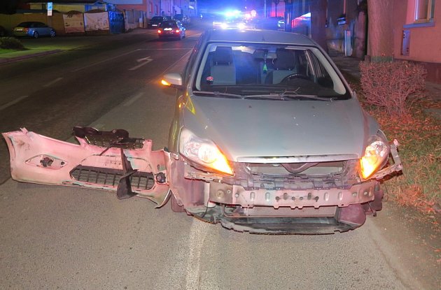 V Kladně nabouralo policejní auto, po srážce s fordem narazilo do stromu.