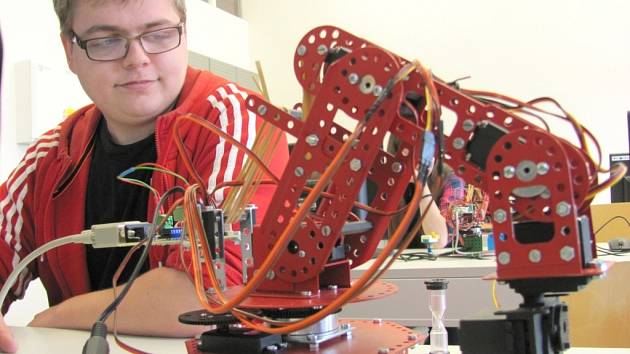Student čtvrtého ročníku maturitního oboru elektromechanik-technik, osmnáctiletý Filip Vítek ze Hřebče, v nových dílnách dubské střední odborné školy a učiliště ovládá mechanickou ruku prostřednictvím speciálního programu.