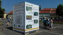 Na Masarykovo náměstí ve Slaném byla dočasně umístěna maketa sloupu.