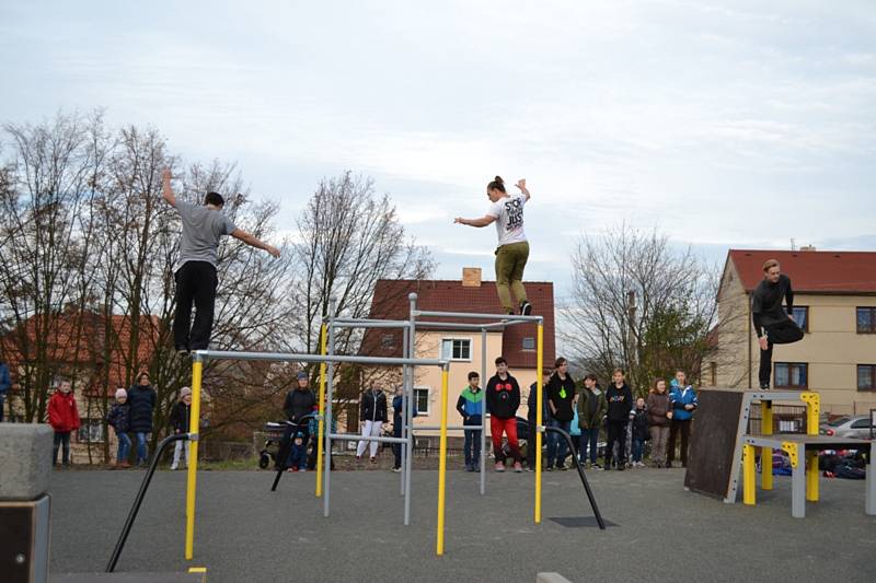 Ze slavnostního otevření parkourového a workoutového hřiště.