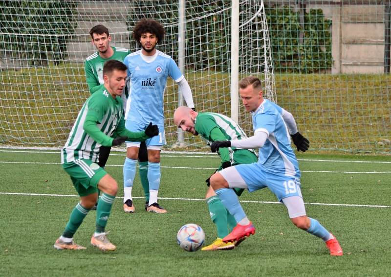 Slovan Bratislava B (ve světle modrém) porazil v přípravě Sokol Hostouň 2:1.