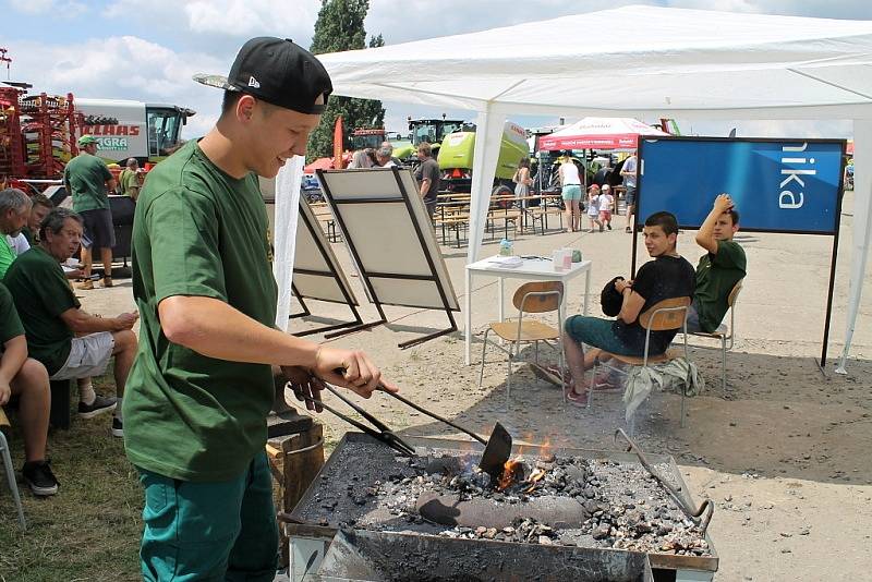 Polní den se konal ve družstvu Agra Řisuty na pracovišti v Ledcích.