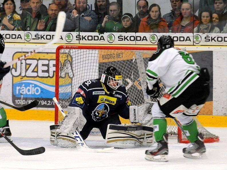 Mladá Boleslav (v bílém) v prvním duelu baráže rozprášila Kladno 6:1. 