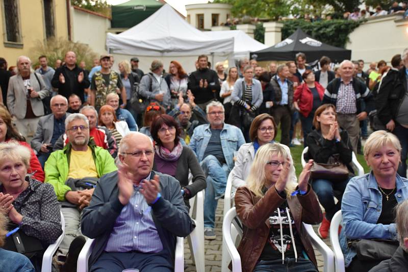 Veřejnosti zahrálo celkem dvacet kapel.