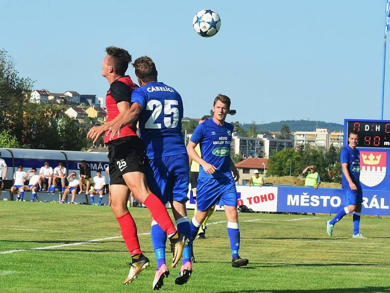 Králův Dvůr (v modrém) podlehl doma v MOL Cupu Táborsku 1:2. 