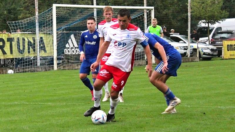 Pohárový šok: třetiligové Velvary (v modrém) vyřadily z MOL Cupu prvoligové Pardubice.