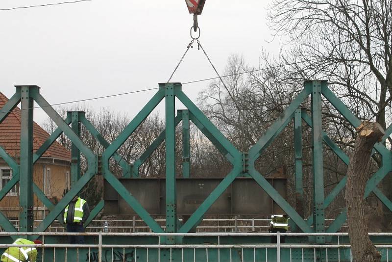 Zahájení opravy mostu přes Bakovský potok ve Velvarech, počátek února 2018