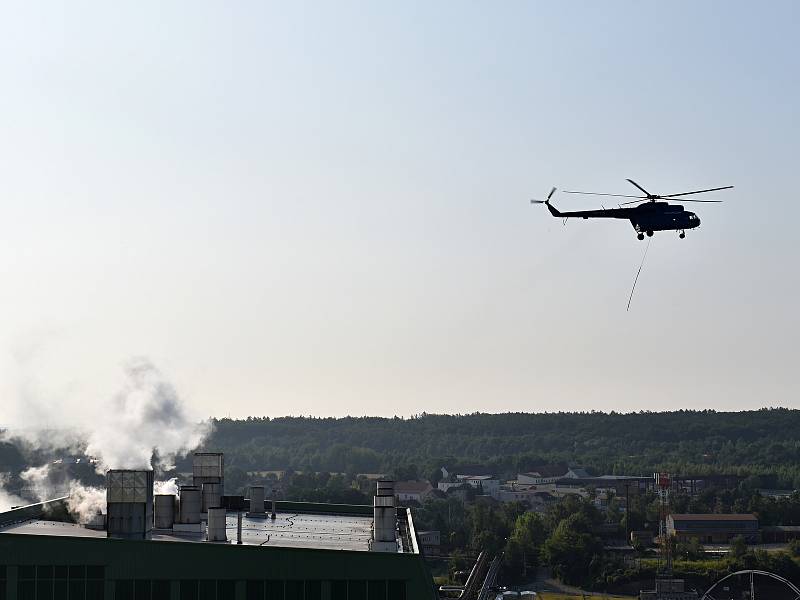 Dva obří tlumiče dopravil na střechu kladenské teplárny v sobotu 21. srpna ráno vrtulník.