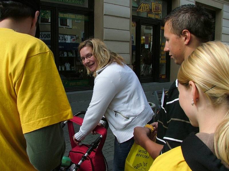 Žáci středních škol ve středu vyrukovali ve žlutých tričkách na tradiční Květinový den. 