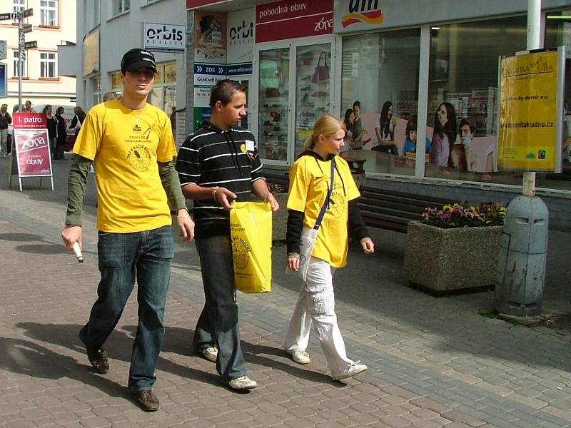 Žáci středních škol ve středu vyrukovali ve žlutých tričkách na tradiční Květinový den. 