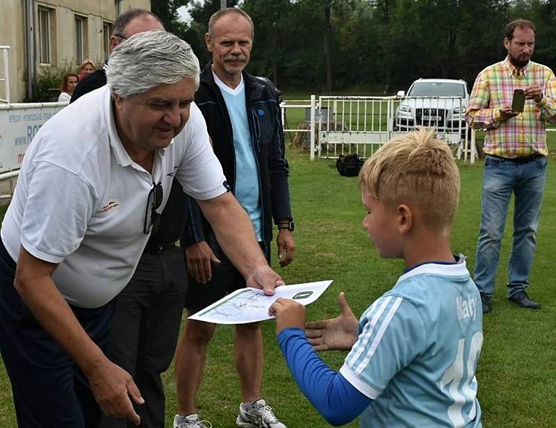 Antonín Panenka, Karol Dobiáš, někdejší ministr školství Josef Dobeš, ředitel velvarské základky Petr Došek, ale i herec Ondřej Trojan se svým synem a mnoho dalších milovníků fotbalu se sešlo ve Velvarech na kempu Bohemky.