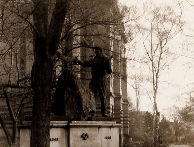 Váňův kámen v parku u kladenského gymnázia.