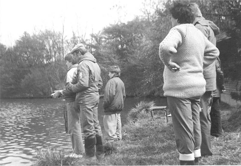 Okresní přebor soutěž technické tvořivosti pionýrů v roce 1989, asi na břehu rybníka v Mnichovicích.