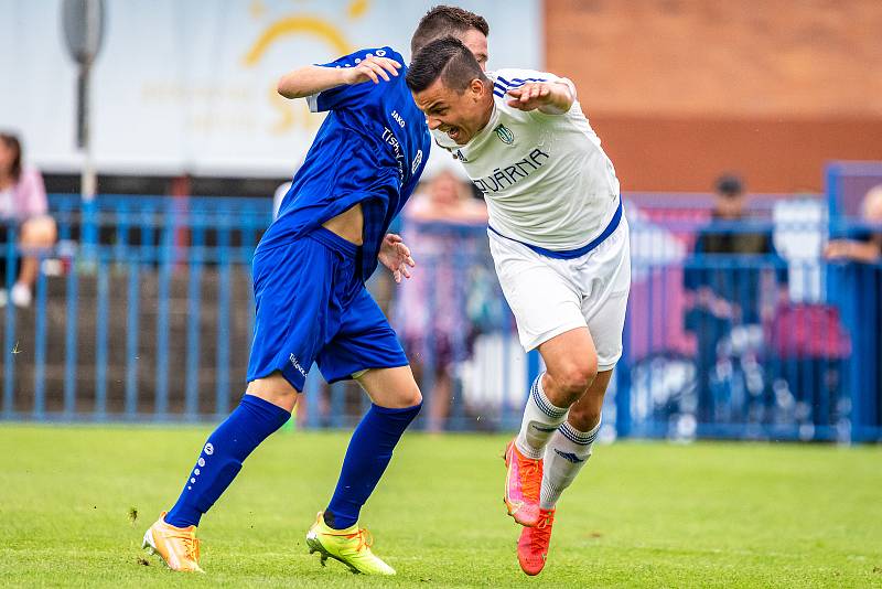 Divizní překvapení: Slaný (v bílém) přehrálo Český Brod 2:0. Jaroslav Trnka ale po tomhle zákroku Ceccarelliho skončil v nemocnici se zlomenou nohou.